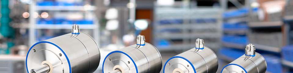 Heidrive präsentiert die Servomotoren-Baureihe "HeiMotion Stainless Steel" aus Edelstahl. Diese sind besonders für hygienisch sensible Bereiche geeignet.