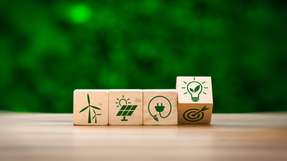 Wie viel steuerbare Backup-Leistung braucht Deutschland, um bis 2045 klimaneutral zu werden – und warum können wasserstofffähige Gaskraftwerke bei Dunkelflauten trotz geringer Auslastung Kosten, Überkapazitäten und Versorgungsrisiken begrenzen?