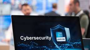 Auf der Hannover Messe 2026 wird ein realitätsgetreu nachgebautes Security Operations Center die Industrial Cyber Security sowie den Einsatz von KI bei Angriffen und Abwehrmaßnahmen zeigen.