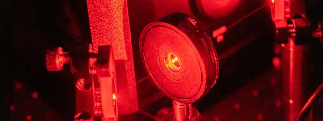 Aufbau zur optischen Anregung und Messung in diamantbasierten Quantensystemen: Die Super-Methode nutzt zwei abgestimmte Laserpulse zur Einzelphotonen-Erzeugung.