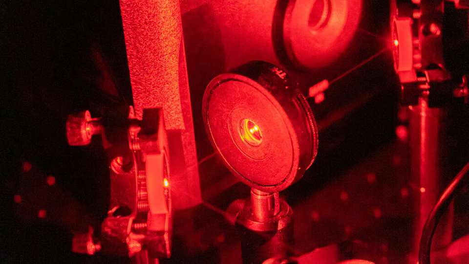 Aufbau zur optischen Anregung und Messung in diamantbasierten Quantensystemen: Die Super-Methode nutzt zwei abgestimmte Laserpulse zur Einzelphotonen-Erzeugung.