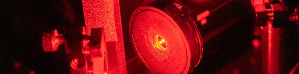 Aufbau zur optischen Anregung und Messung in diamantbasierten Quantensystemen: Die Super-Methode nutzt zwei abgestimmte Laserpulse zur Einzelphotonen-Erzeugung.