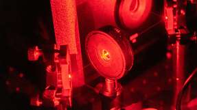 Aufbau zur optischen Anregung und Messung in diamantbasierten Quantensystemen: Die Super-Methode nutzt zwei abgestimmte Laserpulse zur Einzelphotonen-Erzeugung.