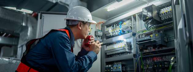 Mit Messgeräten wie Stromzangen, Stromloggern, Wärmebild- und Akustikkameras lassen sich Energieverluste im Schaltschrank sowie Druckluftlecks aufspüren.