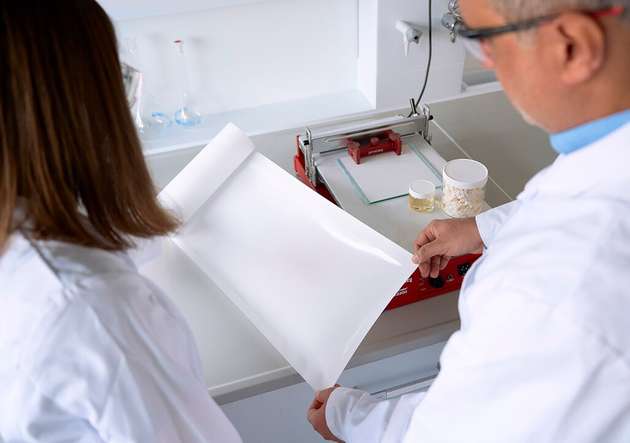 Forschende des Fraunhofer IAP entwickeln maßgeschneiderte neue Batteriematerialien, zum Beispiel chemisch und mechanisch stabile Separatoren mit gezielt einstellbarer Porenarchitektur.