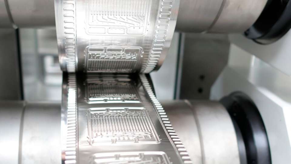 Mikrostrukturierte Halbzeuge, gefertigt auf der BPPflexROLL am Fraunhofer IWU.