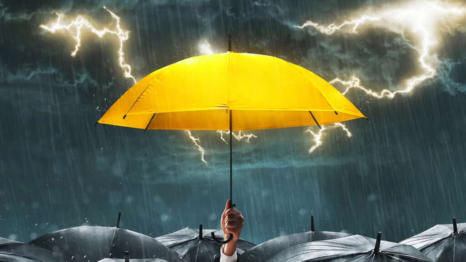 Ein rascher Ausbau der Photovoltaik führt an sonnigen Tagen zu Überschüssen und damit zu negativen Börsenpreisen sowie Abregelungen.