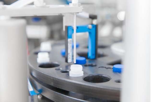Automatisierte Diagnostikproduktion: Optima Pharma bündelt Kompetenzen und liefert integrierte Lösungen, etwa für Füllen, Verschließen und Etikettieren sowie End-of-Line-Handling.