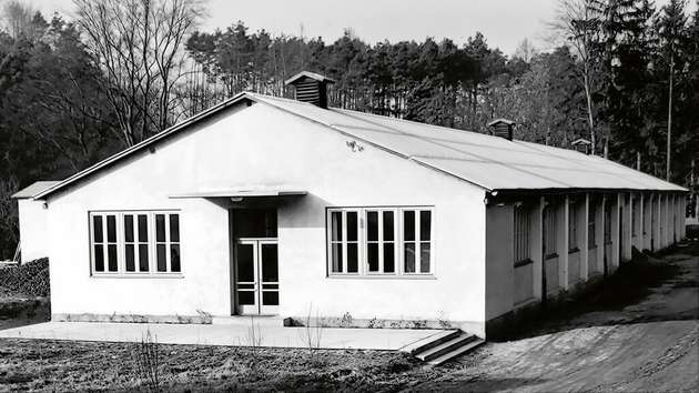 1953: Umzug ins „Bergwerk“ – Für die ständig wachsende Produktion – es werden monatlich bereits 18.000 Geräte hergestellt – sind die vorhandenen Betriebsräume nicht mehr ausreichend. Als geeignete Betriebsstätte bietet sich ein leer stehender Betrieb einer ehemaligen Kachelofenfirma neben dem Klingenberger Tonbergwerk an. Die Gebäude werden umgebaut und im Herbst können die Fertigung und das bis dahin in Frankfurt geführte Büro in die neuen Räume einziehen.