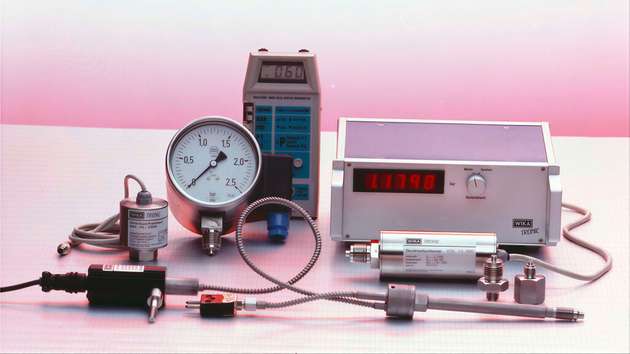 1979: Elektronische Druckmessgeräte – Was vor fünf Jahren begann, nimmt nun Fahrt auf. Wika investiert viel Forschungs- und Entwicklungsarbeit in die elektronische Druckmesstechnik. Spezialisten werden ausgebildet, die Fertigung erweitert, Vertriebsmitarbeiter geschult. Der Markt verlangt elektronische Druckmessgeräte, Wika liefert.