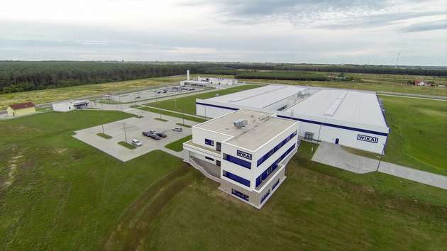 2014: Super Gauge Factory – In Polen nimmt Wika eine neue Manometerfabrik in Betrieb: die Super Gauge Factory, kurz SGF. Auf einer Fläche von 15 ha befinden sich zwei Produktionshallen sowie Gebäude für Technik und Verwaltung. Über 200 Fachkräfte produzieren hier mechanische Druckmessgeräte und versenden sie an Kunden rund um den Globus.