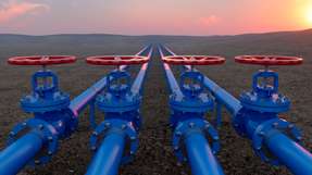 Gasversorgung 2026/27: Im Winter sind 34 bis 48 TWh pro Monat durch Pipelines, Speicher, LNG und Einsparungen kompensierbar – das bleibt jedoch teuer und riskant.