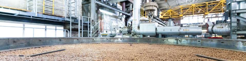 BASF beliefert bereits interne und externe Kunden mit X3D-Katalysatoren: Hier wird der Reaktor einer chemischen Anlage am BASF-Standort Ludwigshafen befüllt.