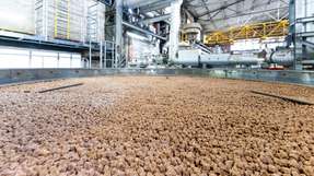 BASF beliefert bereits interne und externe Kunden mit X3D-Katalysatoren: Hier wird der Reaktor einer chemischen Anlage am BASF-Standort Ludwigshafen befüllt.