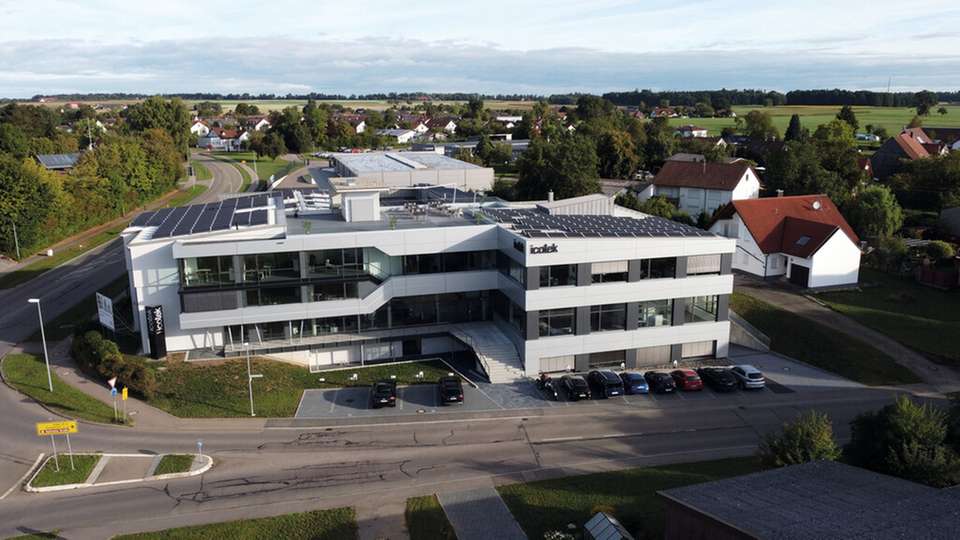 Blick auf den Standort in Eschach: Von hier aus entwickelt und fertigt Icotek seit 1995 Systeme für Kabelmanagement, Kabeleinführungen und EMV-Abschirmung für industrielle Anwendungen.