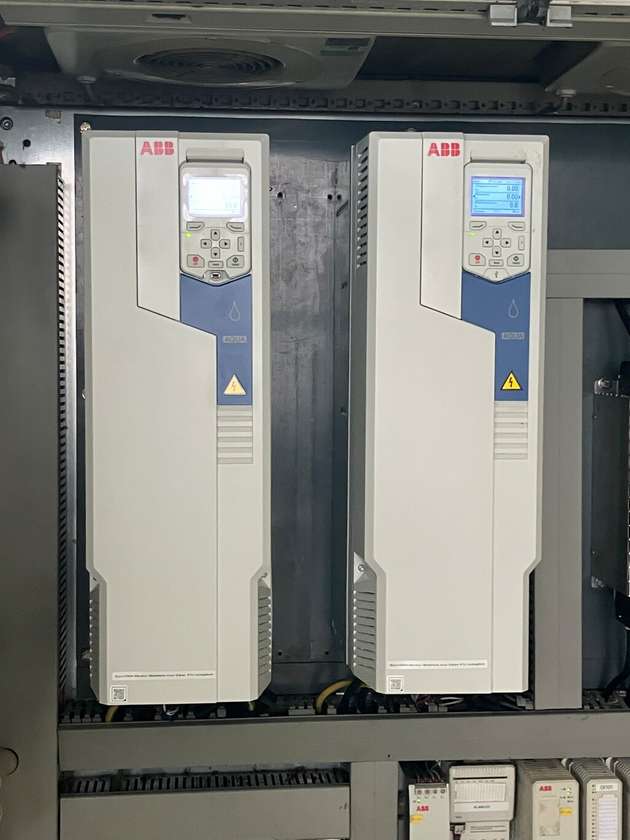Speziell für den Wasser- und Abwasserbereich konzipierte ACQ580-Frequenzumrichter regeln die neuen Motoren.