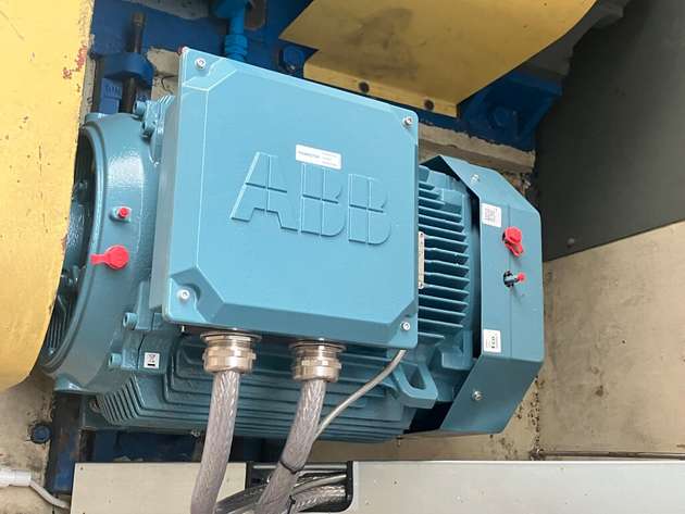 Insgesamt drei ABB-Synchronreluktanzmotoren mit Ultra-Premium-Effizienz IE5 wurden installiert. 