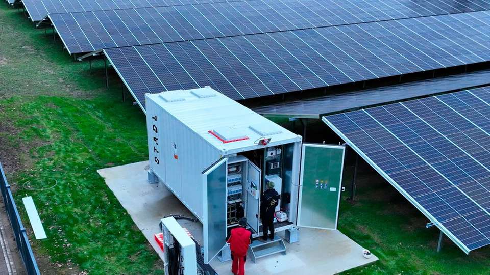 Die Installation des Batteriespeichers erfolgt auf der Projektfläche am Standort Eisenach. Die Lastspitzen sinken von 790 auf 340 kW, der Eigenverbrauch liegt bei fast 100 Prozent.