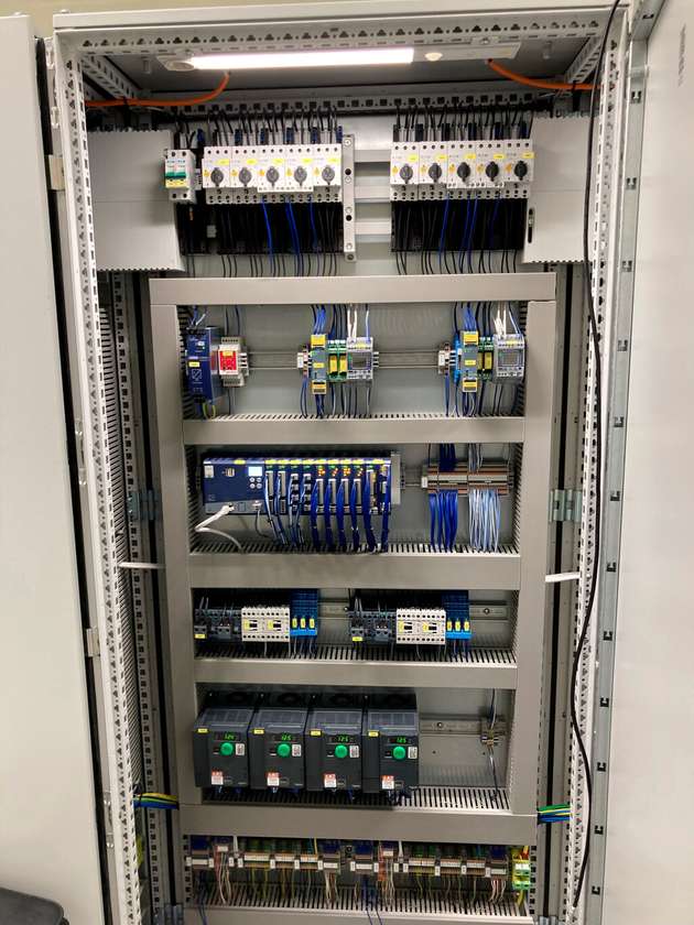 Zentraler Schaltschrank mit Steuerungskomponenten, I/O-Modulen und Frequenzumrichtern zur Regelung der Anlage.