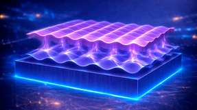 Das Konzeptbild veranschaulicht, wie das von den Forschern auf dem Substrat (MgO, unten) erzeugte Muster aus winzigen Erhebungen und Vertiefungen – kleiner als ein Millionstel der Haardicke – die Anordnung der Atome im supraleitenden Material (YBCO, oben) steuert. An der Grenzfläche zwischen den beiden Schichten ermöglicht eine elektronische Landschaft, dass Supraleitung bei höheren Temperaturen auftritt als bisher möglich – selbst wenn starke Magnetfelder angelegt werden.