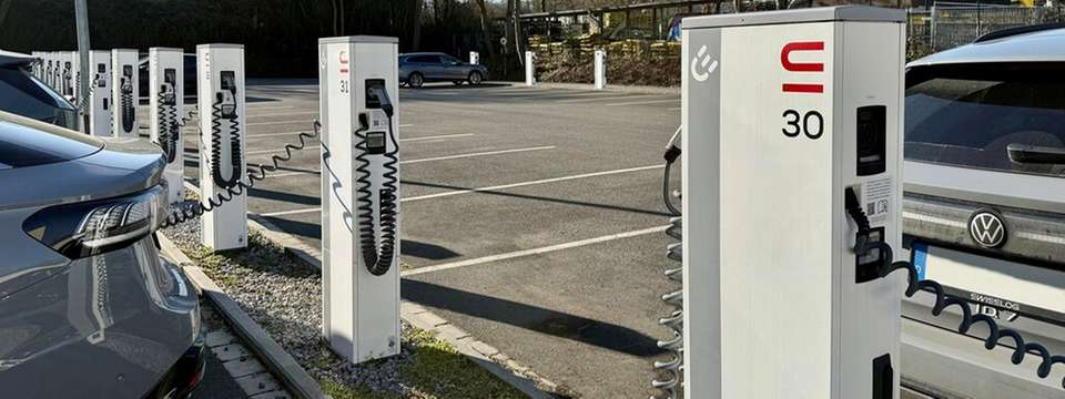 Der Ladepark am Standort Dortmund verfügt über 50 Ladepunkte, die die Elektrifizierung der Flotte unterstützen und das Laden von Dienst- und Privatfahrzeugen im Arbeitsalltag ermöglichen.