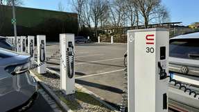 Der Ladepark am Standort Dortmund verfügt über 50 Ladepunkte, die die Elektrifizierung der Flotte unterstützen und das Laden von Dienst- und Privatfahrzeugen im Arbeitsalltag ermöglichen.