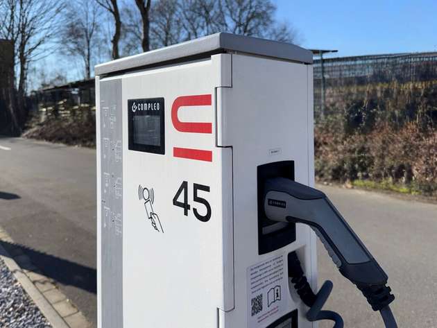 Im Durchschnitt fließen pro Monat rund 5.000 kWh, die Auslastung steigt. Ein Lastmanagement verteilt die verfügbare Leistung auf die Fahrzeuge.