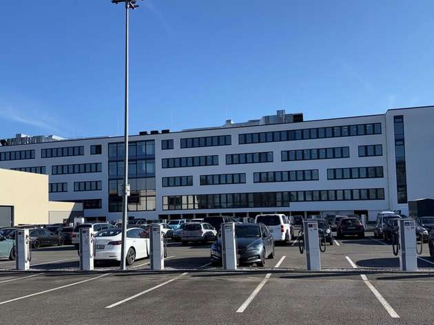 Von den rund 150 Fahrzeugen sind etwa 30 Prozent vollelektrisch und 20 Prozent Plug-in-Hybride. Das Ziel ist es, die Flotte bis 2030, vor allem bei Neufahrzeugen, CO2-neutral auszurichten.