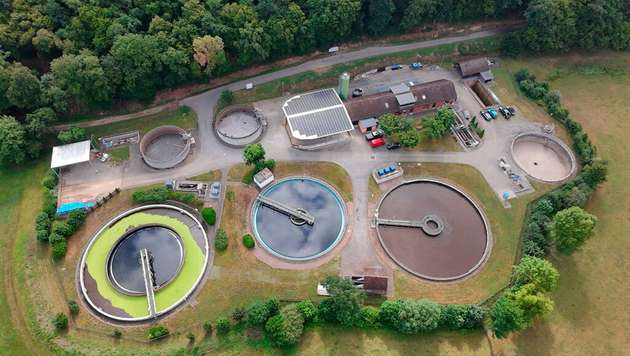 Blick auf die Kläranlage Mühlbachtal: Die Nachrüstung der mechanischen Vorreinigung verbessert die Prozessstabilität der gesamten Anlage.
