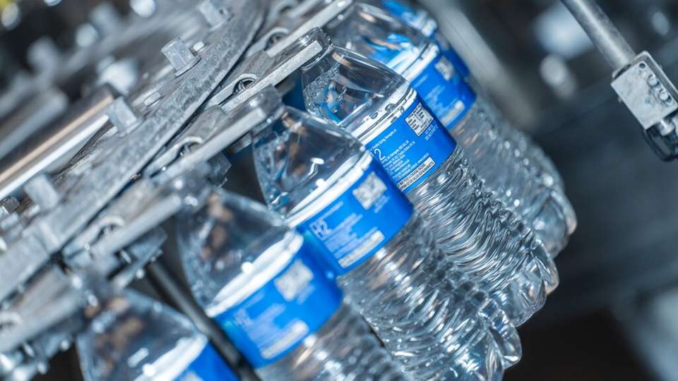 Die Technologie von Krones ermöglicht in der Getränkeherstellung eine intelligente, KI-gestützte Optimierung von Produktionslinien in Echtzeit, wodurch Effizienz, Qualität und Ressourcenschonung deutlich verbessert werden.