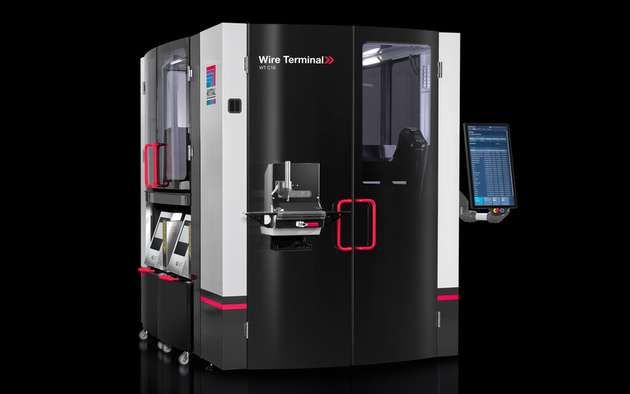 Der Wire Terminal WT C fertigt bis zu 36 verschiedene Drähte automatisch – das WHS liefert sie direkt an den Arbeitsplatz.