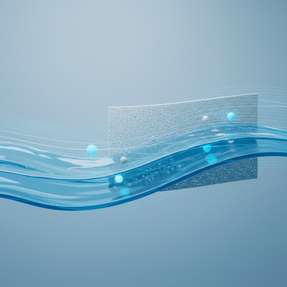 Abstrakte Visualisierung einer Membran: Wasser strömt vorbei, ein kontrollierter Ionenfluss ist angedeutet. Dies ist ein Ansatz für energieeffiziente Wasseraufbereitung und Entsalzung.