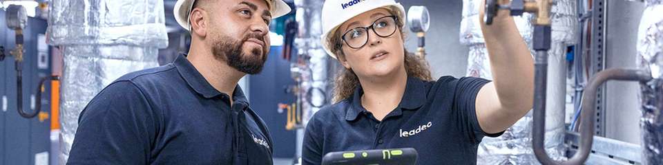 Mitarbeitende prüfen im Rahmen des technischen Facility Managements Anlagen und Leitungen vor Ort und dokumentieren Messergebnisse digital.
