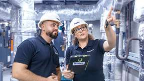 Mitarbeitende prüfen im Rahmen des technischen Facility Managements Anlagen und Leitungen vor Ort und dokumentieren Messergebnisse digital.