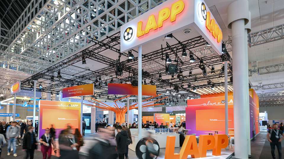 Blick auf den Lapp‑Stand auf der Hannover Messe: Produktneuheiten und Lösungen für die vernetzte Industrie stehen im Mittelpunkt.
