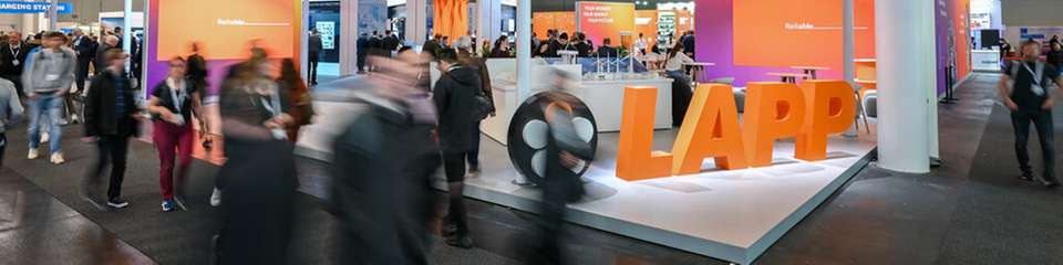 Blick auf den Lapp‑Stand auf der Hannover Messe: Produktneuheiten und Lösungen für die vernetzte Industrie stehen im Mittelpunkt.