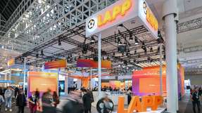 Blick auf den Lapp‑Stand auf der Hannover Messe: Produktneuheiten und Lösungen für die vernetzte Industrie stehen im Mittelpunkt.