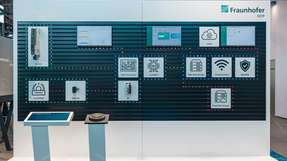 Die Multimediawand zeigt eine durchgängige Architektur von der Maschine über Edge-Systeme bis zur Cloud – inklusive Datenverarbeitung, Analyse, Kommunikation und Security.