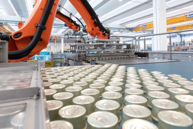 Robotergestützte Systeme übernehmen in der Endverpackung präzise und energieeffiziente Prozesse, selbst bei hohen Taktzahlen und variierenden Produktformaten.