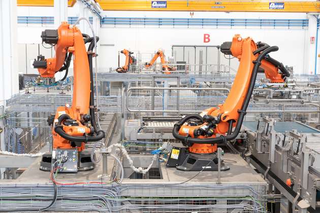 KUKA-Roboter koordinieren die Heimtierfutterproduktion