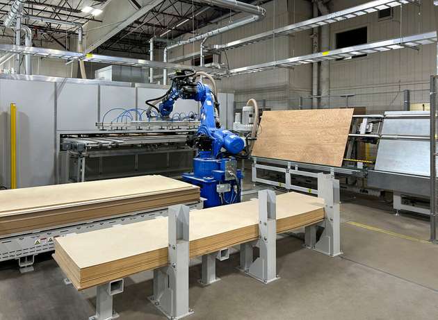 In der Holzbearbeitung hat es das Unternehmen mit schweren Platten zu tun, die mithilfe des Yaskawa-Roboters bewegt werden. 