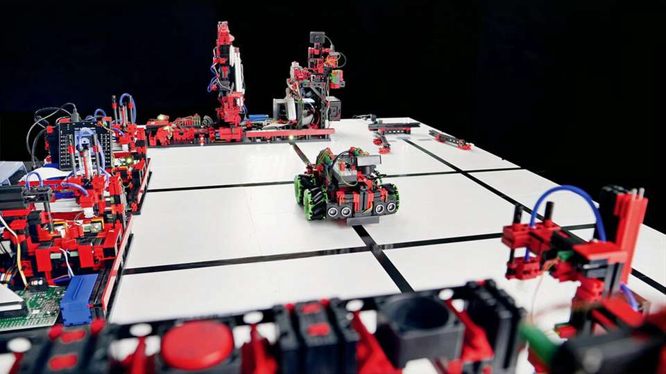 Die Simulationsanlagen von fischertechnik verdeutlichen die Prozesse einer modernen Fertigung.