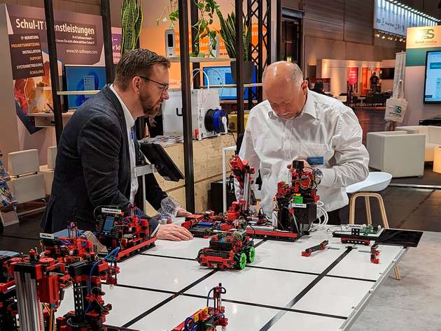 Kennen sich aus mit den Lerntools von Fischertechnik: Florian Ebner und Wolfgang Lex vom Conrad Education Team (v.l.n.r.) 