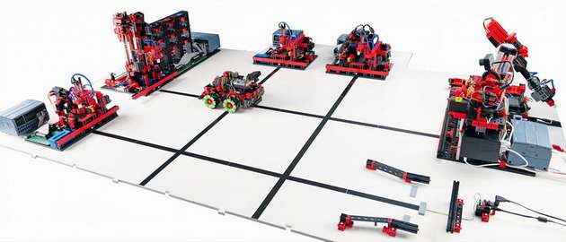 Die Agile Production Simulation von Fischertechnik simuliert auf engstem Raum Prozesse einer agilen Fertigung und verdeutlicht so digitale und haptische Vorgänge in einer hochmodernen Zukunftsfabrik.