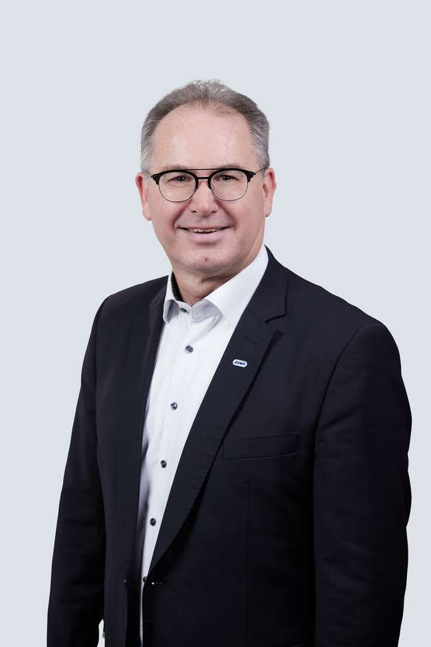 Michael Klose, Pressesprecher Jumo: Jumo steigert Effizienz in Food & Beverage durch präzise Sensorik, automatisierte Prozessführung und digitale Datenauswertung. Zuverlässige Temperatur‑, Druck‑ und Leitfähigkeitssensoren sichern Hygiene und Prozessstabilität. Vernetzte Systeme vom Sensor bis zur Cloud optimieren Koch-, Reife-, CIP‑ und Trocknungsprozesse und reduzieren dabei Energie- und Wasserverbräuche messbar – ohne Qualitätseinbußen. Durch modulare Automationslösungen und intelligente Leistungssteller erhöhen wir zudem die Anlagenflexibilität und unterstützen Dekarbonisierungs- und Reportinganforderungen nachhaltig.