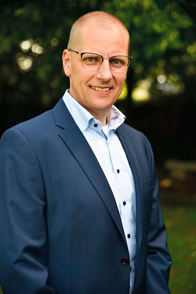 Rainer Mundt, Head of Marketing for Product Inspection, Mettler-Toledo Germany: Bei Mettler-Toledo beginnt Effizienzsteigerung in der eigenen Fertigung. Wir haben an allen Standorten Klimaneutralität und 100 Prozent erneuerbare Energien erreicht und gleichzeitig den Abfall, der auf Deponien landet, um 74 Prozent reduziert. Durch unsere Prinzipien des umweltgerechten Designs haben wir zudem nachhaltiges Produktdesign weiterentwickelt. Innovationen bei den Verpackungen haben die Recyclingfähigkeit auf 90 Prozent erhöht. Der Ersatz von Schaumstoff- und Holzkisten durch recycelbares Papier und Karton hat unseren Materialverbrauch gesenkt und die Verpackungseffizienz verbessert. Dies trägt dazu bei, die Betriebskosten zu senken, ohne Kompromisse bei Produktqualität oder Durchsatz einzugehen.