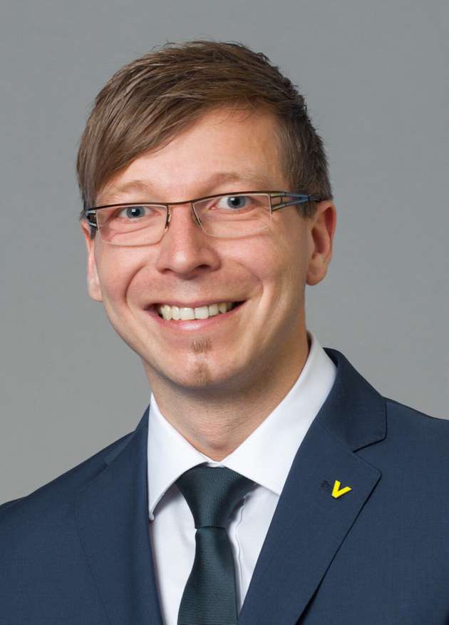Jens Nankemann, Key Account Manager, Vega: Dekarbonisierung in der Lebensmittel- und Getränkeindustrie beginnt für uns mit Transparenz im Prozess. Präzise Füllstand- und Druckmesstechnik liefert die verlässlichen Daten, um Anlagen stabil, effizient und reproduzierbar zu fahren. Werden Medienströme, Tankprozesse sowie CIP-/SIP-Abläufe exakt überwacht und geregelt, lassen sich Energieverbrauch, Wasserbedarf und Produktverluste messbar senken. Gleichzeitig schafft eine hochwertige Messdatengrundlage die Basis für Reporting, Prozessoptimierung und nachhaltige Effizienzsteigerungen. So wird Ressourceneffizienz im laufenden Betrieb konkret erreichbar, ohne Kompromisse bei Hygiene, Durchsatz oder Produktqualität.