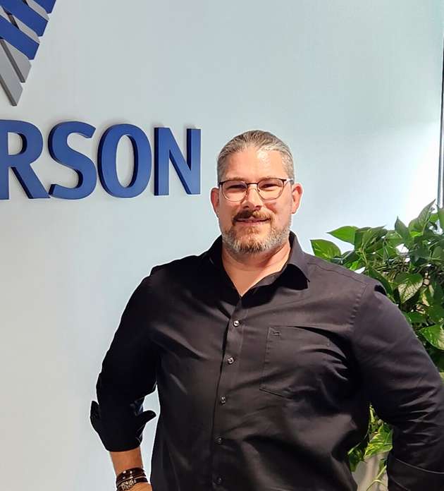 Lars Vogel, Industry Manager Building Automation, Life Sciences, Semico: Der erste Schritt zur spürbaren Energieeffizienz ist die Transparenz der eigenen Energieströme – durch Aufdecken von Einspar- und Optimierungspotentialen, können Maßnahmen und Budget zielgerichtet eingesetzt werden. Emerson setzt hier mit der Ultraschall Durchflussmesstechnik FLUXUS auf die Hauptenergieverbraucher in der Lebensmittelindustrie: Wärme und Kälte, also Dampf und Ammoniak-Kälteanlagen. Mit der eingriffsfreien Messtechnik können Messungen für Sattdampf bis 200°C, sowie Ammoniak-Heißgas nach dem Verdichter gemessen werden, und somit für Dampfbilanzierung und Echtzeit EER genutzt werden. Komplettiert wird das Energiemanagement mit der Messung von Druckluft, ebenfalls mit Ultraschall Clamp-On, und dem Compressed Air Manager, zur Echtzeitüberwachung von Verbräuchen, Leckagen und Luftqualität. Somit werden Investitionen zur Nachhaltigkeit zu fundierten Entscheidungen auf Grundlage echter Daten.