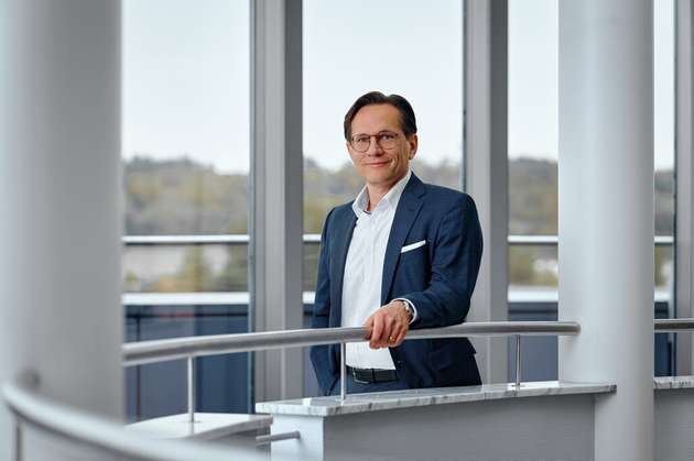 Alexander Toppelreiter, Sales Director, Global Business Unit Industry, Bizerba: Steigende Rohstoffpreise und wachsender Nachhaltigkeitsdruck stellen Lebensmittelhersteller vor Zielkonflikte: Kosten senken, Qualität sichern und Markenanforderungen erfüllen. BIZERBA adressiert diese Herausforderungen mit integrierten Lösungen, die Verluste direkt in der Linie reduzieren und Prozesse transparent machen. Inline-Leak-Inspektion stellt sicher, dass fehlerhafte Verpackungen gar nicht erst in Umlauf gelangen und so vorzeitigem Verderb und Reklamationen vorbeugen. Gleichzeitig reduzieren materialeffiziente Labelinglösungen Abfall und erhöhen die Maschinenlaufzeiten. Zudem ermöglichen wir durch die digitale Vernetzung relevanter Produktionsdaten fundierte Entscheidungen und helfen Herstellern so nachhaltig Margen zu sichern und Verschwendung messbar zu reduzieren.