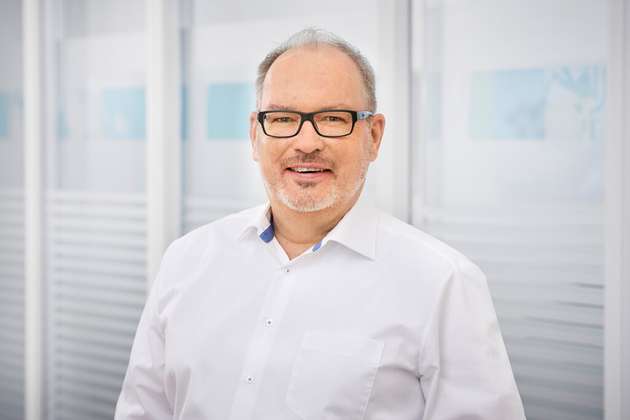 Holger Köhler, Vertrieb Life Science Technology, Lödige: Der entscheidende Hebel für mehr Effizienz liegt bei Lödige in der Langlebigkeit, Verfügbarkeit und Prozessstabilität unserer Anlagen. Viele Maschinen sind über Jahrzehnte im Einsatz – das reduziert Ressourcenverbrauch, vermeidet Ersatzinvestitionen und sorgt langfristig für effiziente Prozesse. Im Rahmen dieses übergeordneten Ansatzes empfehlen wir zudem auch für kleinere Antriebsleistungen den Einsatz von Hocheffizienzmotoren der Klasse IE4, wie sie die EU-Ökodesign-Richtlinien bisher eigentlich nur für den Leistungsbereich zwischen 75 und 200 kW vorschreiben. Und wir nutzen bspw. konstruktive Möglichkeiten, um mit optimierten Drehzahlen und Getriebeuntersetzungen so zu arbeiten, dass wir auch mit deutlich kleineren Motoren die gleiche Wirkung an der Mischerwelle erreichen können.